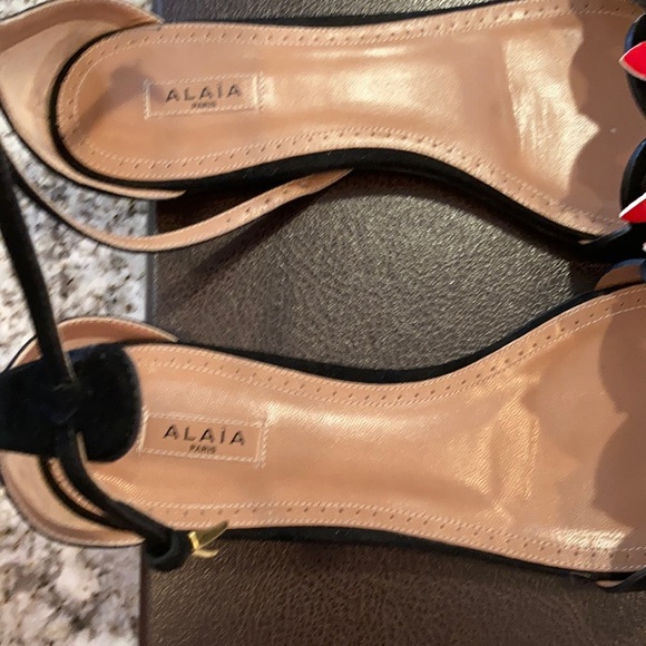 ALaia suede sandals with red flowers - Picture 4 of 7